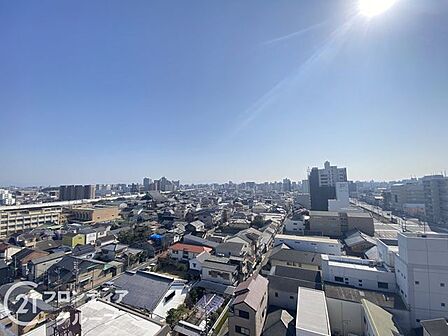 バルコニーからの眺望は、日常の風景を楽しむことができ、心を落ち着かせます