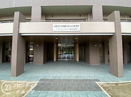重厚感のある石造りの柱が迎えるエントランスは、住空間へのプロローグとして相応しい気品に満ちています　一歩足を踏み入れるたびに、日常の喧騒から解き放たれるような特別な安心感に包まれます