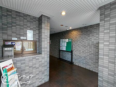 ゴミ出しやちょっとしたお買い物に便利な動線が確保されており、毎日の生活がぐんと快適になりそうですね！人目を気にせずスムーズに出入りできるサブエントランスがあるのは、生活にゆとりを生みますね！