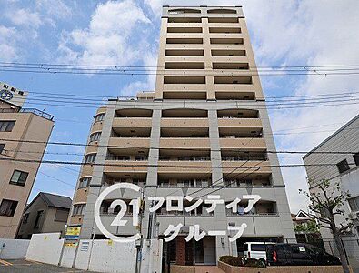 外観:洗練された都会の風景に調和するスタイリッシュなフォルムが印象的です。周囲の視線を集める存在感は、日々の帰宅時間をより誇らしく、心躍るひとときへと変えてくれる意匠を纏っています 外観:洗練された都会の風景に調和するスタイリッシュなフォルムが印象的です。周囲の視線を集める存在感は、日々の帰宅時間をより誇らしく、心躍るひとときへと変えてくれる意匠を纏っています