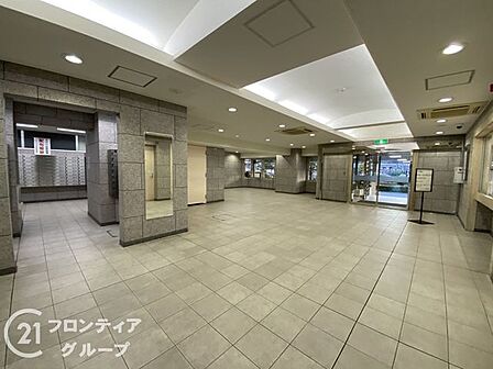 吹き抜けの開放感とモダンな意匠が融合した、格調高いラウンジ空間です。選び抜かれた調度品や柔らかな光の演出が、まるでお気に入りのホテルで過ごしているかのような、至福のひとときを約束します