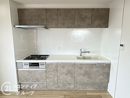 収納が充実しており、キッチン用品をすっきりと整理できる便利な空間です