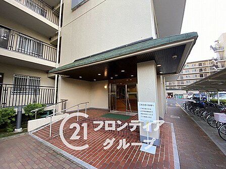 広々としたアプローチは清掃が行き届いていて気持ちが良いですね!洗練された照明演出が、訪れる人を温かく優雅に迎え入れてくれます
