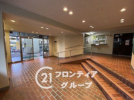 建物内に入った瞬間に広がる、高級感あふれるモダンで開放的なロビー!一流のホスピタリティを感じさせる充実の共用施設とサービス!