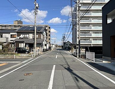 外観：車通りが多くなく比較的スムーズにお車の出し入れができます。