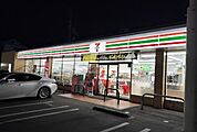 セブンイレブン松山湯渡町店180ｍ