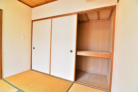 和室の押し入れは奥行きがあるので、お子様のオモチャはもちろん、趣味のお荷物も十分収納が可能です。日常で使わないものや食料のストックにも重宝します。