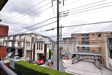 この街ならではの美しい風景と、ここから紡がれる物語が始まります。