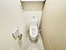 トイレ：白を基調としたウォシュレットトイレは清潔感あるプライベート空間を演出します。