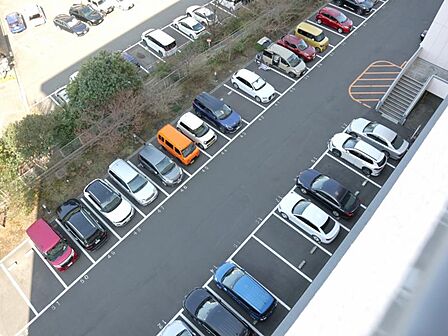敷地内に設けられた駐車スペース。