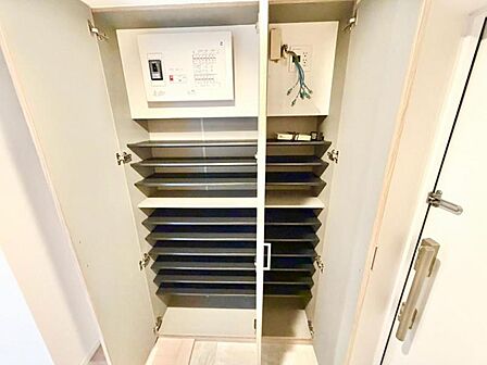玄関には収納力のあるシューズボックスを設置。靴をすっきり整理でき、玄関周りをきれいに保てます。