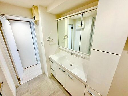 使い勝手の良い洗面台で、朝の準備もスムーズにこなせます。