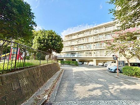 清潔感のあるシンプルな外観が魅力的な物件です。
