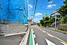 外観：前面道路は整備されており、落ち着いた住宅街に位置しています。
