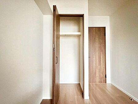 各部屋に備えられたクローゼット。 普段使わないものを全部しまってしまえば、お部屋の空間をたっぷり使うことが出来ます。