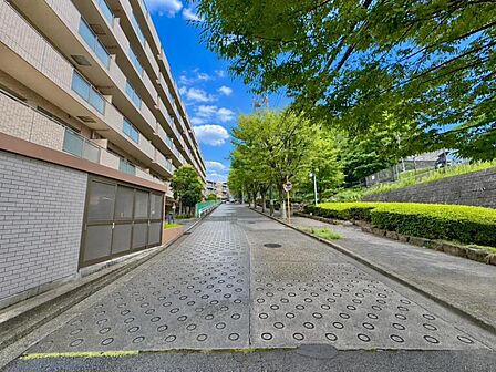 毎日のお車の出し入れもストレスなく行えます。