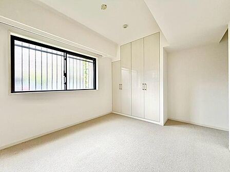 一日の疲れを取る主寝室は大型のベッドも配置が可能です。 窓から注がれる光で家族とのコミュニケーションも明るくなりそうです。 