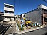 外観：住宅地に位置する本邸宅は車通りもなくお子様にも安心です。是非、この開放感を味わってみてください
