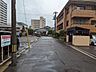 外観：周辺に住宅やマンションが立ち並ぶ、落ち着いた環境の前面道路です。近隣にはコンビニエンスストアもあり、毎日の買い物にも便利なロケーション。日々の生活動線がスムーズで快適に過ごせます