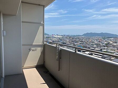 ワイドなバルコニーは、日向ぼっこにもぴったりの気持ちいい空間です!