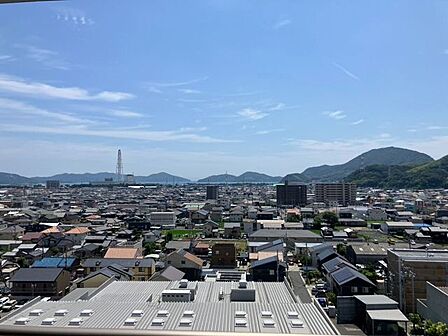 窓の外には青空と街並みが広がり、心が癒やされます♪