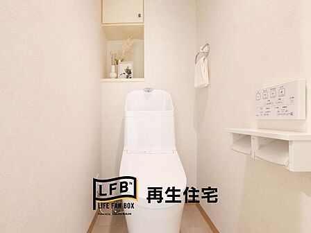 上部には便利な収納棚。トイレットペーパーのストックに!※実際の生活空間をイメージしていただけるよう、ホームステージングを実施しております。