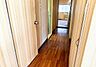 室内：洗面所、和室、リビングなど一階のお部屋すべてに繋がる廊下です。直線でお掃除もしやすく◎