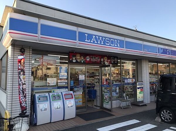 画像14:【コンビニエンスストア】ローソン吹田警察署前店まで581ｍ