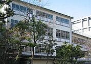 千代田区立富士見小学校（439m）