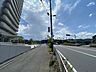 外観：前面道路含む現地写真