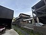 外観：味わい深い木目調の玄関と、温かみのある土壁風の外観が魅力。レトロな雰囲気を残しつつ、落ち着いた環境で、自分だけの理想の暮らしを叶えてみませんか。