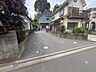 外観：広々とした敷地で、駐車スペースの確保も余裕。道路から玄関までフラットに繋がる開放的なアプローチが、毎日の暮らしに快適さとゆとりをもたらします。