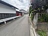 外観：周辺は落ち着いた住宅地で、交通量も少なく穏やかな環境です。前面道路は歩行者にも配慮された安心の設計。日々の暮らしに静けさと安心感をもたらしてくれる、住環境の良さが魅力の立地です。