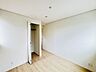 洋室：扉付きクローゼットを備えた使い勝手の良いお部屋。無駄のない間取りで家具の配置もしやすく、快適なプライベート空間を実現します。