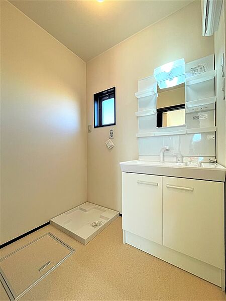 画像10:洗面所には忙しい時間に便利な独立洗面台と、洗濯機用防水パンがあります。