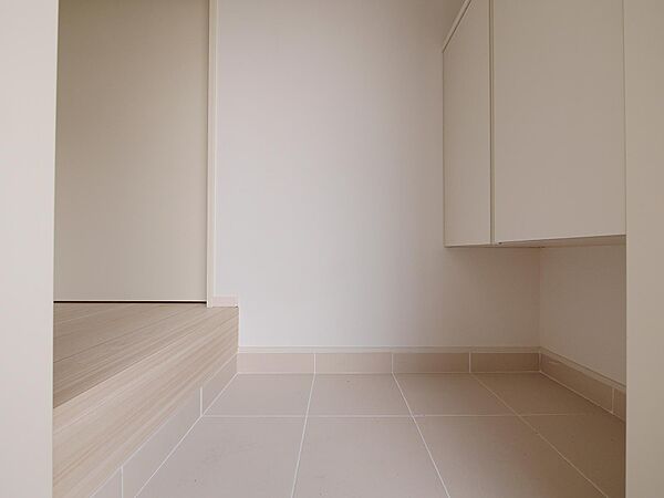 画像19:玄関はタイル式でお掃除も簡単に綺麗に