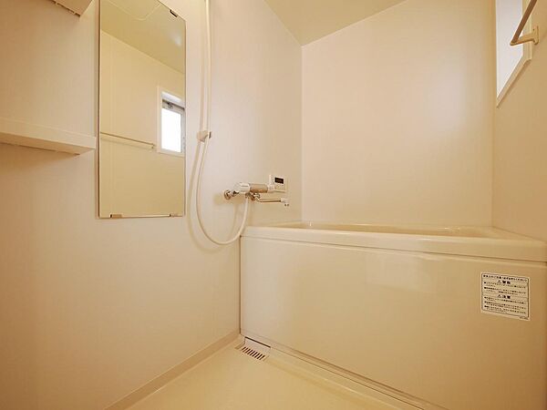 画像6:小窓から換気が出来る追い焚き機能付き浴室