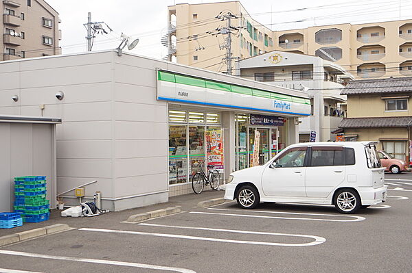 画像9:ファミリーマート 衣山駅前店