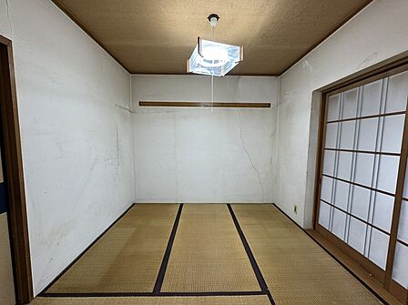 中部屋和室、壁の一部に亀裂が見られますが、表面的なものと推察されますが詳細は不明です。本物件はマンションの中部屋に位置するため、壁の表面の漆喰等に亀裂が入っているだけと思われますが詳細は不明です。