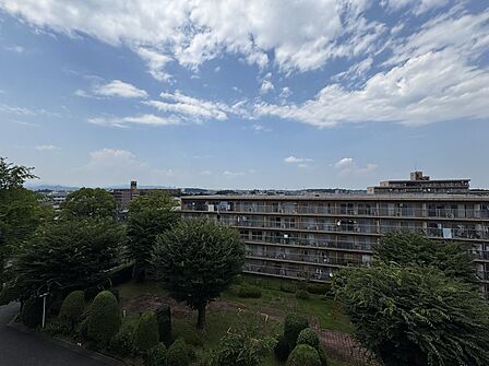 本マンションの北側和室の窓からの眺望です。眺望もよく開放感が御座います。また風通しも良いのが魅力です。