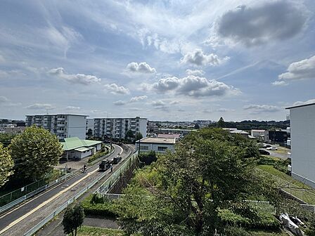 南側バルコニーからの眺望、目の前に建物が無く抜け感や開放感があります