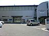 周辺：対面カウンターキッチン　キッチンは、ご家族との会話が楽しめる対面カウンタータイプを採用。リビングで遊ぶお子様の様子をうかがいながらお料理もできます。
