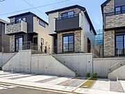 落ち着いた色合いで、周囲の街並みに馴染む外観です。