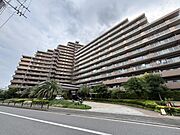 窓からたっぷりと陽光が注がれる明るい住まい。ご家族の成長に合わせてお住まい頂ける仕様の間取り。日々の疲れを癒してくれる主寝室。お子様も自分のお部屋でお勉強など出来るお部屋のご用意もございます。
