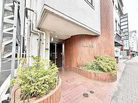 優雅さも感じられるエントランスです。