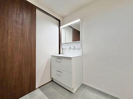 使い勝手の良い洗面台で、朝の準備もスムーズにこなせます。