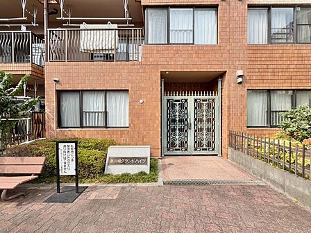 清潔感のある明るいエントランスが、毎日の帰宅を心地よく迎えてくれます。