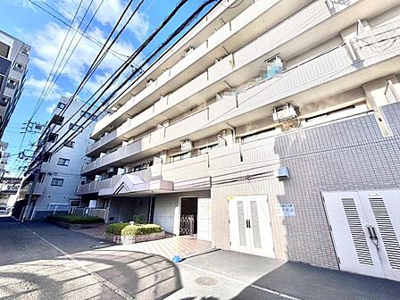 陽射しとともに、少しずつ装いを変える街の景観から、星空が地上に映りこむかのような夜景のきらめきまで、この街ならではの美しい風景とここから紡がれる物語。