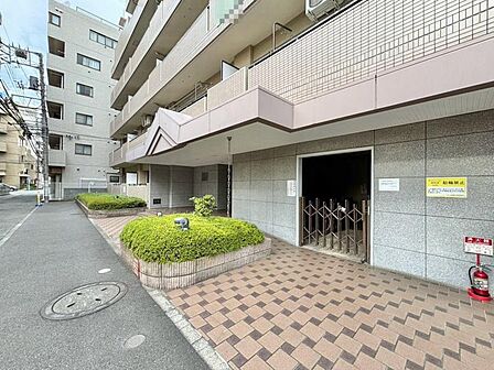 街に溶けこみ美しい景観を生み出すこの邸宅は採光や風通しまで考え抜いて造りあげました。外観の美しさだけでなくそこに住まうご家族様の心地良さを最優先しています。