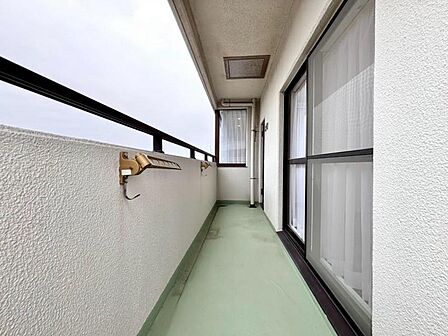 2面に面した使い易いバルコニー。やわらかな陽射し、心地よい風、一歩外へ出て身体を伸ばす。どこまでも広がる秋の青空の下、限りない開放感を味わえる空間です。